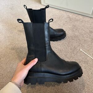 Steve Madden Explorer Chelsea Lug Sole Boots size 9